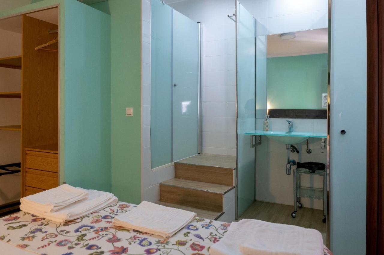 Kamer met Queensize Bed en Eigen Badkamer